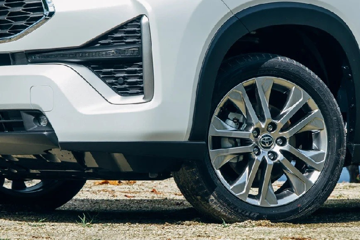 Chưa hết, Toyota Zenix 2023 còn có đường dập gân nổi bật trên sườn xe và nẹp nhựa màu đen ở hốc bánh. Với bản Q Hybrid, xe sẽ dùng vành hợp kim mạ crôm tối màu với thiết kế đa chấu và đường kính 18 inch. Trong khi đó, bản tiêu chuẩn V CVT đi kèm tay nắm cửa sơn cùng màu thân xe và vành màu bạc 17 inch.