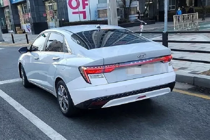 Về động cơ, Hyundai Accent 2024 tại thị trường Ấn Độ sẽ có 2 tùy chọn động cơ xăng 1.5L: Động cơ 1.5L hút khí tự nhiên, công suất 115 mã lực và mô-men xoắn cực đại 144 Nm. Đi cùng hộp số sàn 6 cấp hoặc hộp số vô cấp IVT. Động cơ 1.5l turbo công suất tối đa khoảng 160 mã lực và mô-men xoắn cực đại 260 Nm. Đi cùng hộp số sàn 6 cấp hoặc hộp số ly hợp kép 7 cấp.