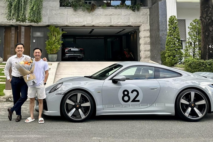 Thông tin 2 chiếc xe thể thao giới hạn Porsche 911 Sport Classic 2023 mới trong tổng số 1.250 chiếc, được sản xuất trên toàn thế giới đã về Việt Nam và được bàn giao cho chủ nhân đã nhanh chóng thu hút không ít sự quan tâm của cộng đồng mạng.