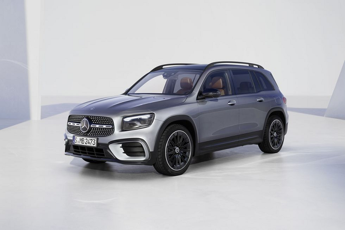Trang bị động cơ trên các bản GLA và GLB 2023 AMG là cụm máy 2.0L 4 xy-lanh tăng áp với công suất 302 mã lực và mô men xoắn đạt 400Nm. Cả hai đều có hộp số ly hợp kép 8 cấp của AMG và hệ dẫn động bốn bánh 4Matic.Mercedes-Benz hiện chưa công bố giá bán của GLA và GLB 2023.