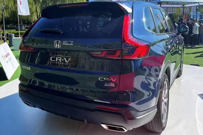 Ngoài ra, xe dự kiến còn có gói công nghệ an toàn chủ động Honda Sensing 360 mới, bao gồm những tính năng như bảo vệ thông minh tránh va chạm, cảnh báo va chạm ở giao lộ, cảnh báo chuyển làn đường, hỗ trợ chuyển làn đường thông minh và hỗ trợ ôm cua.