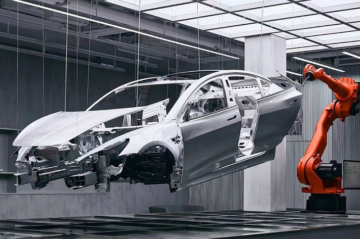 Bên cạnh đó, Giga Lab cũng sẽ đóng vai trò như một cửa hàng giới thiệu sản phẩm, nơi khách hàng có thể chọn mua trực tiếp các dòng xe điện của Tesla. Giga Lab được kỳ vọng trở thành nơi hội họp của những người yêu thích xe điện Tesla.