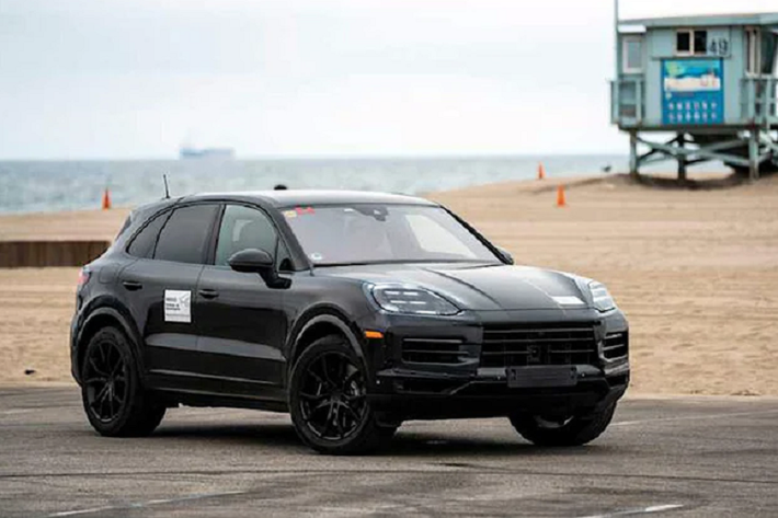 Một số thông tin cho rằng các chuyên gia từ Zuffenhausen đang thử nghiệm trên một phiên bản Porsche Cayenne chạy điện hoàn toàn và dự kiến sẽ ra mắt vào năm 2026. Ngoài tên gọi chung là “Cayenne” ở phiên bản mới sẽ không có nhiều điểm chung so với mẫu SUV động cơ đốt trong hiện tại.