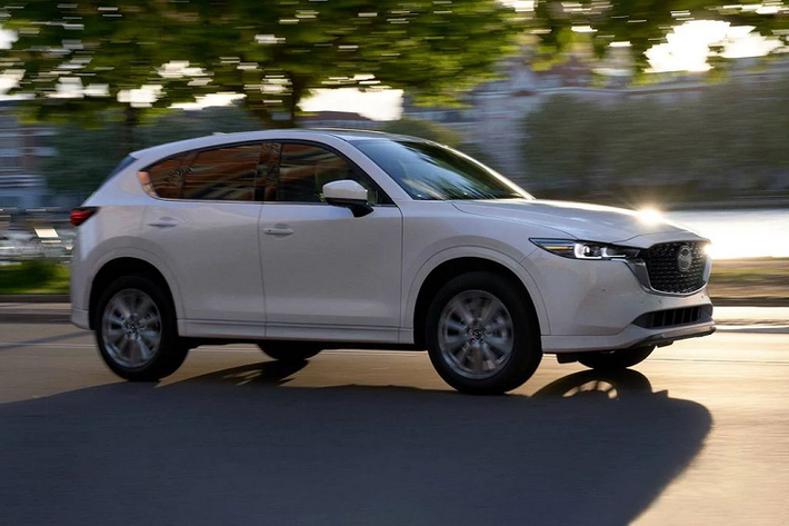 Trên thực tế, Mazda CX-5 2023 là bản nâng cấp giữa vòng đời, đã được ra mắt toàn cầu từ năm 2021. Về mặt thiết kế, chiếc SUV của thương hiệu Nhật vẫn được áp dụng ngôn ngữ KODO. Tuy nhiên, xe được tinh chỉnh một số chi tiết nhằm mang đến cái nhìn thanh thoát và sang trọng hơn.