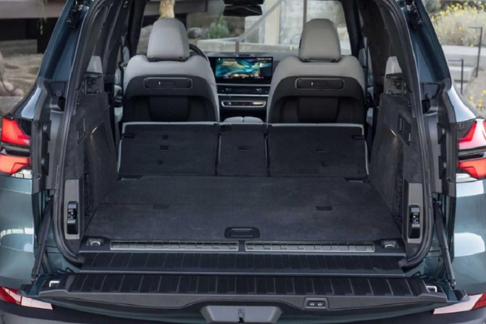 Còn phiên bản cao cấp BMW X5 M60i 2024 sẽ vẫn dùng động cơ xăng V8, dung tích 4.4L, kết hợp với hệ thống mild hybrid 48V như X7. Hệ truyền động này sản sinh công suất tổng cộng 523 mã lực và mô-men xoắn cực đại 750 Nm. Ở cả 4 phiên bản, BMW X5 2024 đều được trang bị giảm xóc thích ứng.