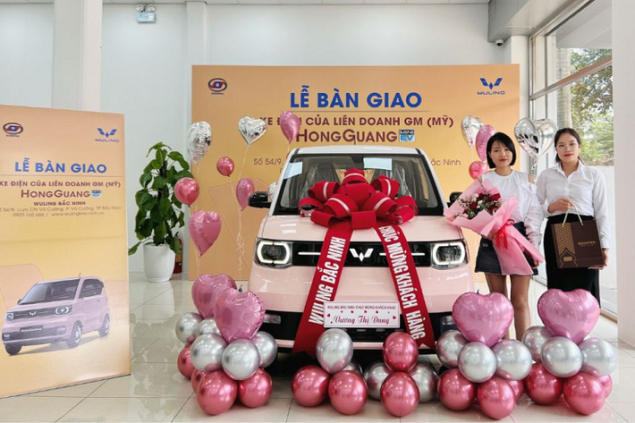 Dự kiến, từ cuối tháng 10/2023 trở đi, khách hàng có thể mua trực tiếp mẫu xe HongGuang MiniEV của Trung Quốc này tại 30 đại lý ủy quyền trên cả nước. Ra mắt tại Việt Nam từ cuối tháng 6/2023, mẫu xe Trung Quốc này nhanh chóng thu hút sự quan tâm của đông đảo người dùng.