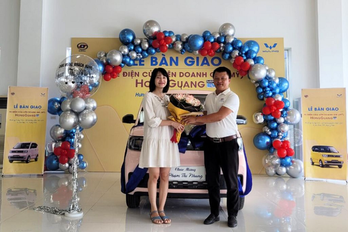 Khách hàng ở TP HCM, Bắc Ninh và Hưng Yên là những người được nhận xe HongGuang MiniEV chạy điện sớm nhất, tiếp sau là những khách hàng ở các tỉnh, thành phố khác trên cả nước. Trong đợt bàn giao đầu tiên, các khách hàng sẽ được nhận xe và chính thức trải nghiệm chiếc ôtô điện mini đến từ Trung Quốc này.
