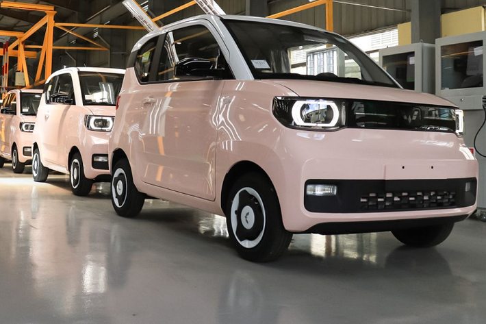Với mức giá bán HongGuang MiniEV dao động từ 239 - 282 triệu đồng theo từng phiên bản, mẫu xe này được nhận định là giá khá cao so với một số mẫu xe cỡ nhỏ khác tại Việt Nam. Bằng số tiền đó, người dùng có thể “thừa sức” mua những chiếc xe hạng A của Nhật hay Hàn đã qua sử dụng nhưng chất lượng và độ bền bỉ đã được khẳng định.