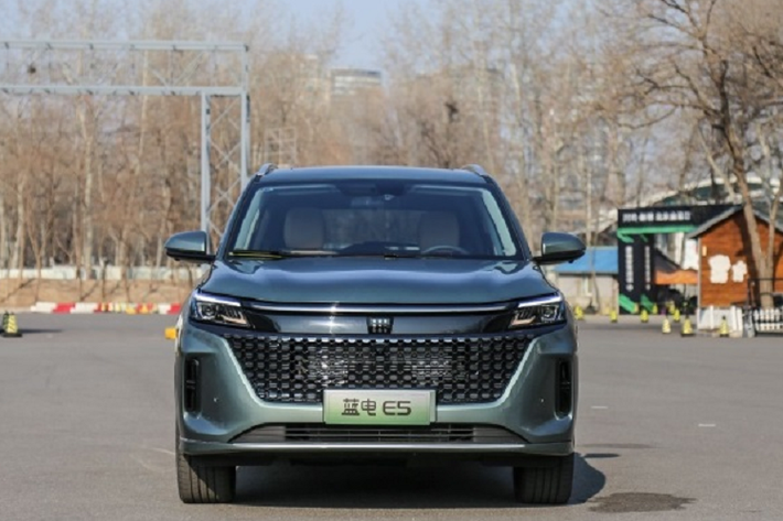 Về ngoại hình, chiếc xe SUV cỡ trung Landian E5 mới áp dụng phong cách thiết kế tổng thể đơn giản, với điểm nhấn là lưới tản nhiệt cỡ lớn phía trước được bổ sung bởi các yếu tố ma trận điểm và dải đèn LED đường chân trời rất dễ nhận biết.