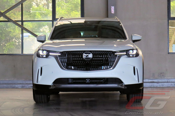Tại thị trường Philippines, mẫu xe này có 2 phiên bản là 3.3L HEV Turbo (7 chỗ) và 3.3L HEV Turbo Exclusive (6 chỗ) với giá dao động từ 3,68 - 3,78 triệu Peso (khoảng 1,57 - 1,61 tỷ đồng). Như vậy, giá xe Mazda CX-90 2024 có mức bán ra tương đương với Hyundai Palisade mới ra mắt ở Việt Nam (1,469 - 1,589 tỷ đồng).