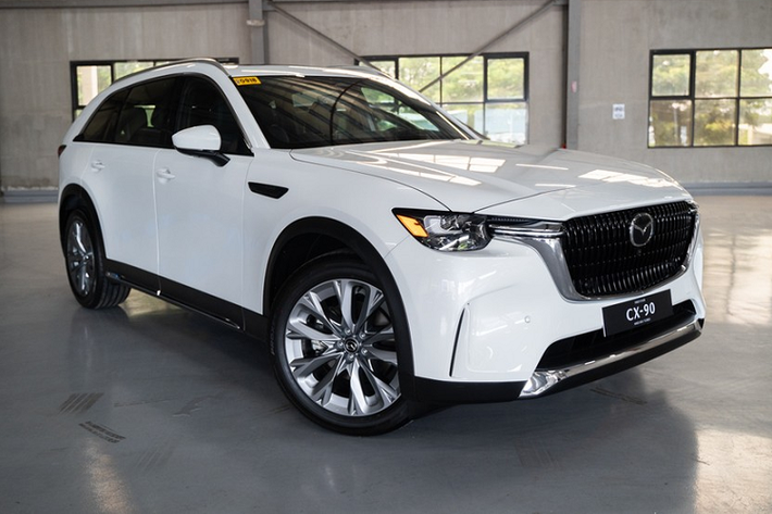 "CX-90 là đỉnh cao tuyệt đối của các mẫu xe Mazda cao cấp. Đây là mẫu xe tiên tiến nhất từ trước đến nay của chúng tôi với sự tinh tế vượt trội, không chỉ làm hài lòng người lái mà cả gia đình", ông Steven Tan, Chủ tịch của Mazda Philippines, phát biểu trong sự kiện ra mắt CX-90.
