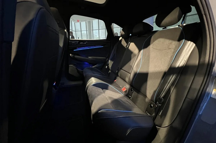 Nhờ đó, xe có thể tăng tốc từ 0-100 km/h trong thời gian 6 giây. Trong thời gian tới, Volkswagen ID.7 sẽ có thêm phiên bản GTX với 2 mô-tơ điện và hệ dẫn động 4 bánh toàn thời gian.