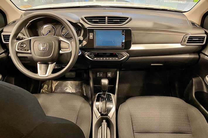 Bên trong khoang cabin, Honda BR-V 2023 về Việt Nam sẽ có thiết kế khá giống CR-V với màn hình 7 inch ở trung tâm. Xe được bố trí 3 hàng ghế với 7 chỗ ngồi nhưng hàng ghế cuối chỉ dành cho trẻ em.