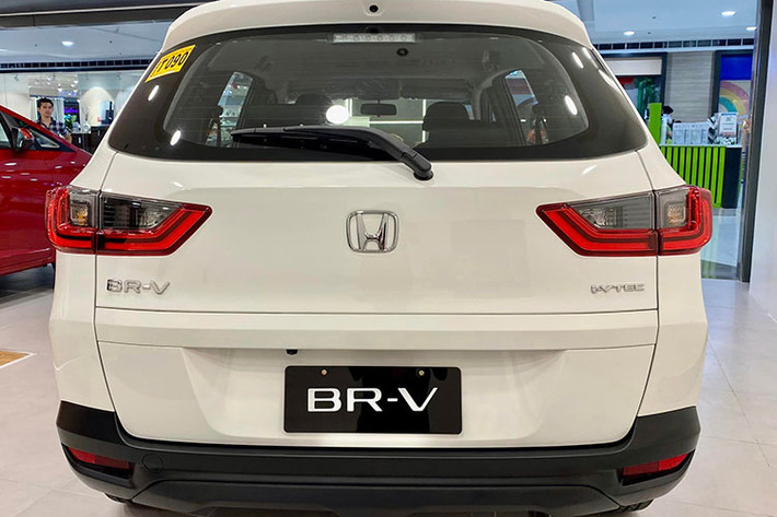 Tại thị trường Thái Lan xe đang có giá 26.710 USD (626 triệu đồng) và tại Indonesia là 19.280 USD (452 triệu đồng). Theo đó, mẫu MPV này sẽ được phân phối tại Việt Nam theo hình thức nhập khẩu nguyên chiếc từ Indonesia. Hiện tại, danh mục sản phẩm của Honda tại Việt Nam đang có City, Civic, HR-V, CR-V và Accord.