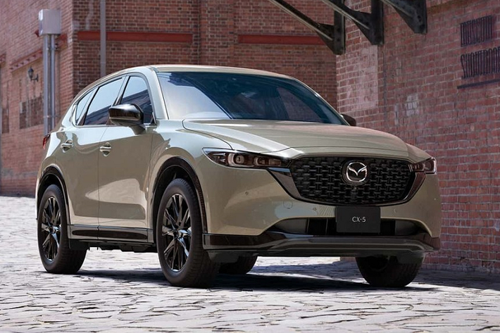 Bù lại, khách hàng mua Mazda CX-5 2024 bản tiêu chuẩn sẽ có nhiều trang bị hơn trước. Có thể kể đến một số trang bị tiêu chuẩn của mẫu crossover cỡ C này ở thị trường Mỹ như ghế bọc bằng da tổng hợp, sưởi ghế trước, ghế lái chỉnh điện, màn hình cảm ứng trung tâm 10,3 inch,...