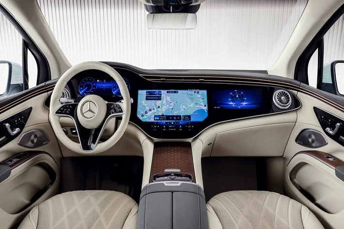 Bên trong mẫu SUV điện hạng sang này là không gian nội thất có thể gây choáng ngợp cho những tín đồ công nghệ. Điểm nhấn của nội thất nằm ở bảng đồng hồ kỹ thuật số 12,3 inch, màn hình cảm ứng trung tâm OLED 17,7 inch và màn hình giải trí dạng cảm ứng dành cho hành khách phía trước với kích thước 12,3 inch. Kích thước tổng cộng của 3 màn hình này lên đến 56 inch.