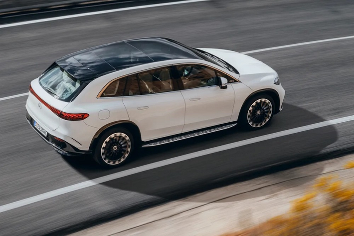 Tại Việt Nam, mẫu xe điện này hiện chỉ có 1 phiên bản là Mercedes-Benz EQS 500 4Matic SUV chạy điện. Xe được trang bị mô-tơ điện với công suất tối đa 330 kW (khoảng 443 mã lực) và mô-men xoắn cực đại 828 Nm. Ngoài ra, xe còn có hệ dẫn động 4 bánh toàn thời gian 4Matic. Sức mạnh của mô-tơ điện cho phép Mercedes-Benz EQS 500 4Matic SUV tăng tốc từ 0-100 km/h trong 5 giây và đạt vận tốc tối đa 210 km/h.