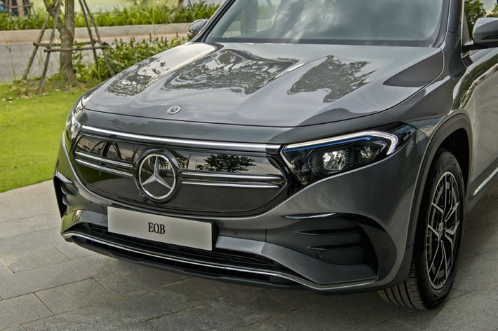 SUV điện Mercedes-Benz EQB 250 sở hữu kích thước dài/rộng/cao lần lượt là 4.684mm/1.829mm/1.688mm. Không gian rộng rãi với chiều dài cơ sở 2.829mm được phát triển dựa trên chiều dài của mẫu xe GLB. Dung tích sử dụng trong khoang hành lý là 495L và có thể mở rộng đến 1.710L. Tựa lưng hàng ghế thứ 2 có thể gập lại được, từ đó giúp mở rộng dung tích sử dụng thêm 140mm khi cần thiết.