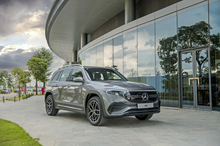 Mercedes-Benz EQB 250 2024 mới là mẫu SUV thuần điện 7 chỗ thuộc phân khúc hạng sang cỡ nhỏ nhưng vẫn mang đến không gian rộng rãi cho gia đình với các nhu cầu di chuyển khác nhau. Xe có nhiều tùy chọn màu sơn gồm: Trắng Polar, Đen Night, Trắng Digital, Đen Cosmos, Bạc Iridium, Xám Mountain và Vàng Rose. Về nội thất, xe được trang bị Da ARTICO kết hợp thiết kế vi sợi MICROCUT màu Đen.