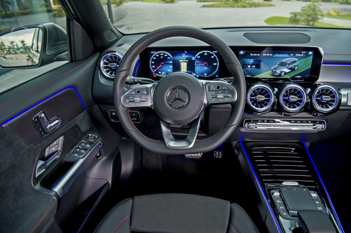 Về nội thất, khoang cabin của EQB 250 mang tới cảm giác mạnh mẽ đặc trưng của SUV Mercedes-Benz. Xe được trang bị thêm gói thiết kế nội thất thể thao AMG Line. Ốp bệ bước phía trước với tên mẫu xe “EQB” phát sáng, cùng ốp trang trí nội thất với hoạ tiết đèn LED ẩn tiên tiến giúp xe nổi bật hơn bao giờ hết.