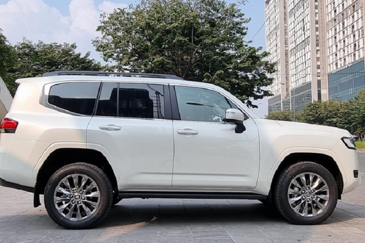 Ở phiên bản 2023, mẫu SUV nhập khẩu này được nâng cấp ở những trang bị như vành la-zăng với đường kính 20 inch mới, thay cho loại 18 inch cũ. Tiếp đến là hệ thống điều hòa có ion âm và màn hình hiển thị thông tin kính HUD mới. Ngoài ra, Toyota Land Cruiser 2023 còn được bổ sung hệ thống phanh an toàn khi đỗ xe.
