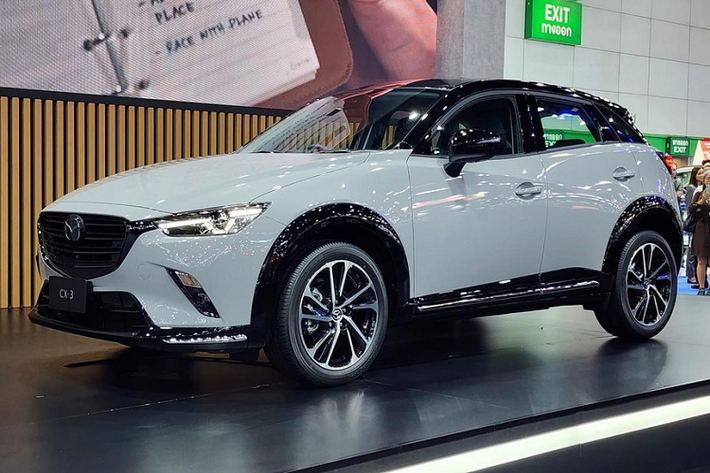 Hôm qua, ngày 25/8/2023, hãng Mazda đã giới thiệu phiên bản mới của dòng xe CX-3 ở thị trường Thái Lan trong sự kiện Big Motor Sales. Ở phiên bản mới, mẫu xe này chỉ được bổ sung trang bị tiện nghi và an toàn. Mazda CX-3 2024 mới tại Thái Lan có 4 phiên bản, bao gồm 2.0 Base, 2.0 Base Plus, 2.0 Comfort và 2.0 Sport Luxe. Giá xe Mazda CX-3 2024 dao động từ 777.000 - 970.000 Baht (khoảng 521 - 656 triệu đồng).