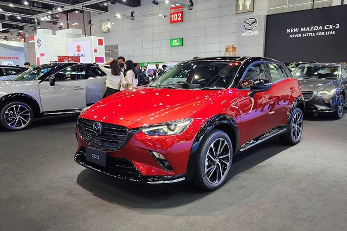 Xe có tổng cộng 7 màu sơn ngoại thất, bao gồm đỏ Soul Red Crystal, xám Machine Gray, trắng Snowflake White Pearl, xám Polymetal Gray, đen Jet Black, đồng Platinum Quartz và xám Aero Gray mới. Tại thị trường Thái Lan, CX-3 hiện là một trong những mẫu xe thành công nhất của thương hiệu Mazda. Từ khi ra mắt thị trường Thái Lan đến nay, mẫu xe này đã đạt doanh số cộng dồn hơn 30.000 xe.