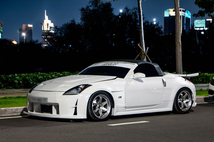Được biết, chiếc Nissan 350Z này cũng được nâng cấp khồi động cơ nguyên bản V6 3.5 lít hút khí tự nhiên, cho cho công suất mạnh hơn mức 287 mã lực và mô-men xoắn cực đại 371Nm.