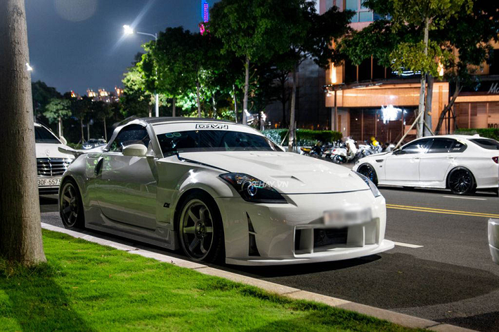 Xe sở hữu màu sơn ngoại thất trắng, khi kết hợp với bộ bodykit lại càng thêm nổi bật, ấn tượng. Bên cạnh bộ bodykit mới, chiếc Nissan 350Z mui trần này còn được độ bô Batec, mang đến âm thanh dữ dằn, “đã tai” hơn.