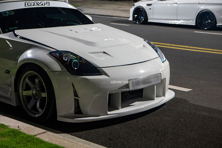 Nissan 350Z không chỉ đạt vận tốc tối đa 250km/h mà còn rất phù hợp với bộ môn drift nhờ được trang bị hệ dẫn động cầu sau.