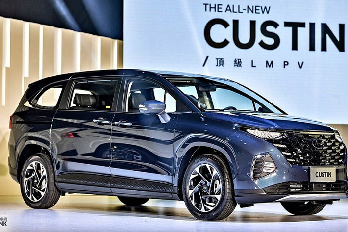 Mẫu xe MPV Hyundai Custin này được ra đời dựa trên cơ sở gầm bệ của người anh em Hyundai Tucson. Xe có kích thước dài x rộng x cao lần lượt là 4.950 x 1.850 x 1.734 mm và chiều dài cơ sở 3.055 mm. Với kích thước này, Hyundai Custin sẽ nằm giữa Toyota Innova thế hệ mới sắp ra mắt Việt Nam và Kia Carnival.
