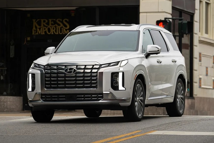 Khác với Custin, Hyundai Palisade 2024 mới sắp bán tại Việt Nam lại thuộc phân khúc SUV cỡ lớn, cạnh tranh cùng Ford Explorer và Volkswagen Teramont. Mẫu xe này sở hữu kích thước dài x rộng x cao lần lượt là 4.995 x 1.975 x 1.750 mm và chiều dài cơ sở 2.900 mm.