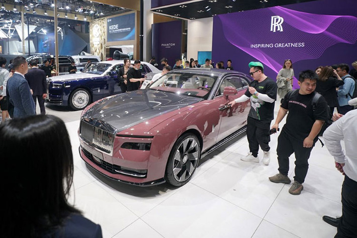 Rolls-Royce chưa tiết lộ các thông số chính thức của Spectre nhưng các động cơ điện cung cấp tổng cộng 577 mã lực và mô-men xoắn 900 Nm. Spectre có thời gian tăng tốc từ 0-100km/h chỉ là 4,4 giây và sẽ đạt tốc độ tối đa giới hạn là 250 km/h.