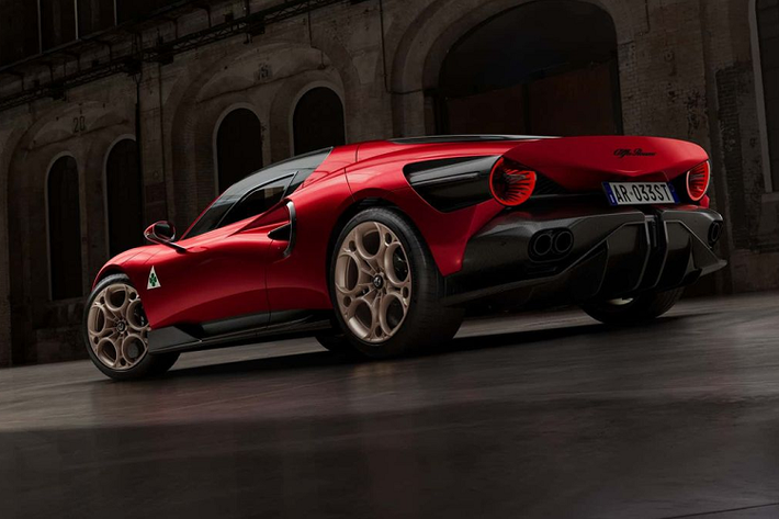 Cùng với đội ngũ dự án đặc biệt Bottega của Alfa Romeo, chủ sở hữu có thể cá nhân hóa Alfa Romeo 33 Stradale theo sở thích, do đó rất khó để có 2 chiếc xe nào hoàn toàn giống nhau và chúng sẽ là một "tác phẩm nghệ thuật độc đáo và không thể lặp lại".