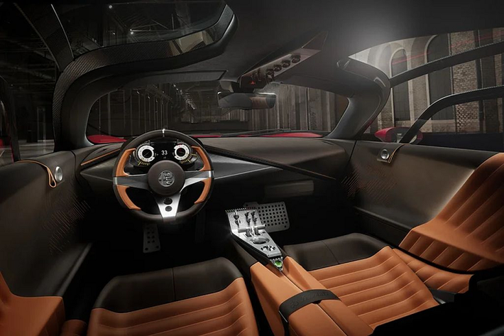 Alfa Romeo 33 Stradale 2024 được bổ sung thêm 2 chế độ lái Strada và Pista. Với chế độ Stradale, người lái sẽ cảm thấy thoải mái hơn trong quá trình sử dụng hàng ngày khi quá trình chuyển số nhẹ nhàng, phuộc mềm hơn và van của hệ thống ống xả thể thao chỉ mở tại vòng tua trên 5.000 vòng/phút.