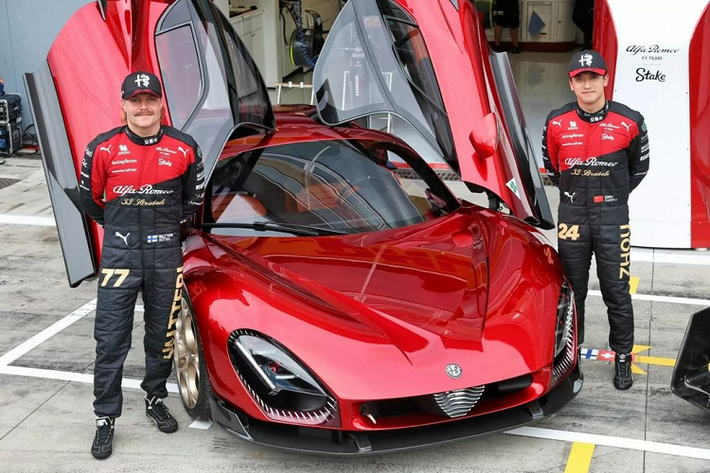 Alfa Romeo 33 Stradale nguyên bản ra mắt lần đầu tiên vào ngày 31/8/1967 tại trường đua Monza nổi tiếng ở Ý. Không chỉ được biết đến là một trong những mẫu siêu xe đầu tiên trên thế giới, mà Alfa Romeo 33 Stradale có giá đắt đỏ bậc nhất. Và sau 56 năm, Alfa Romeo đã quyết định hồi sinh huyền thoại này tại cùng một đường đua.