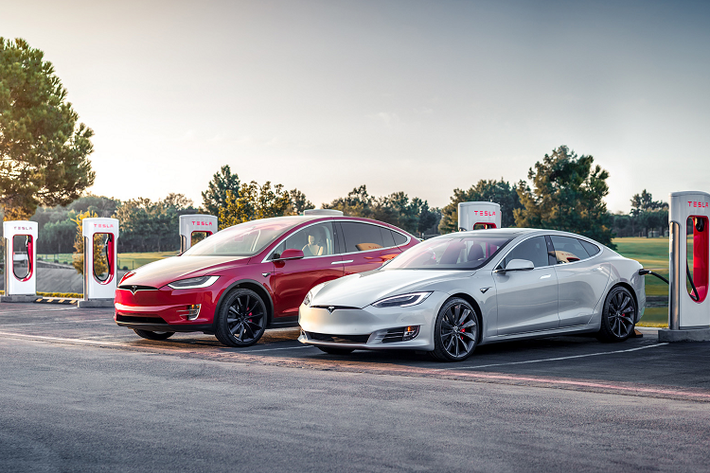 Tại thị trường Mỹ, giá xe Tesla Model S 2023 từ 89.990 USD (tương đương 2,1 tỷ đồng) cho bản tiêu chuẩn và 109.990 USD (khoảng 2,6 tỷ đồng) ở bản Plaid. Trong khi đó, Tesla Model X có giá từ 99.990 USD (tương đương 2,3 tỷ đồng) và 109.990 USD (khoảng 2,6 tỷ đồng) cho phiên bản Plaid.
