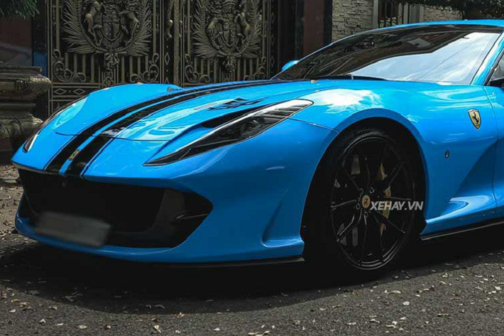 Tuy nhiên ở thời điểm hiện tại, Ferrari 812 Superfast thứ 2 tại Việt Nam đã được chủ nhân thay “áo” mới màu xanh dương, kết hợp các đường sọc đen chạy dọc từ đầu tới đuôi xe, đậm chất xe đua. Đây là chiếc Ferrari 812 Superfast được thay đổi màu sơn ngoại thất nhiều nhất Việt Nam.