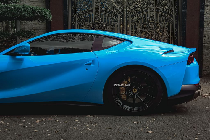Chiếc Ferrari 812 Superfast này được trang bị bộ mâm 5 chấu kép sơn đen mờ và kẹp phanh Brembo màu vàng nổi bật. Đĩa phanh trên xe được trang bị tiêu chuẩn với chất liệu carbon-ceramic của Brembo, vốn có hiệu suất tốt hơn 5,8% so với F12berlinetta. “Siêu ngựa” sử dụng bộ lốp hiệu suất cao Pirelli P ZERO với thông số 275/35 ZR20 ở cầu trước và 315/35 ZR20 cho cầu sau.
