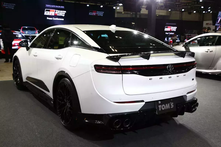 M’z Speed cũng mang đến 1 bản độ Toyota Crown Crossover ấn tượng. Bản độ được tùy chỉnh với cản trước góc cạnh và chắn chắn, kết hợp với hốc gió rộng cùng họa tiết tam giác.
