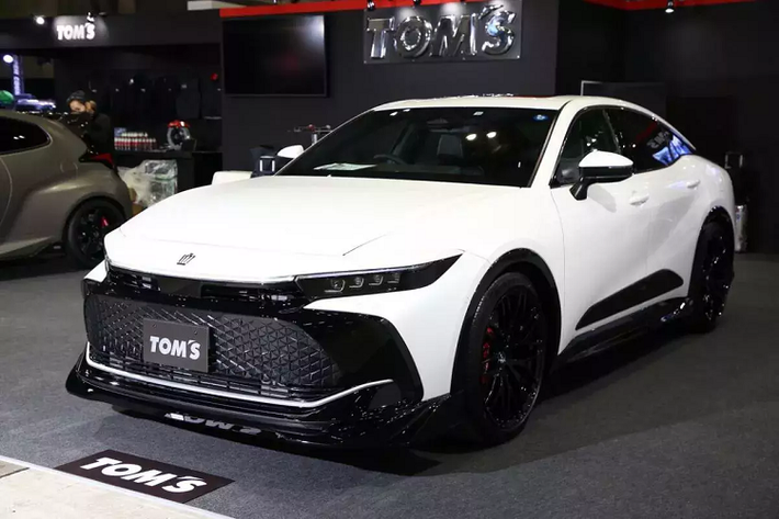 Mẫu xe đầu tiên là bản Toyota Crown sedan độ Tom’s Racing and KeePer. Phiên bản này được nâng cấp tinh tế hơn nhiều so với phiên bản Modellista nâng cấp chính hãng. Bộ chia gió phía trước được làm hầm hố hơn, trong khi dáng xe thể thao hơn hẳn với bộ la-zăng đen bóng.