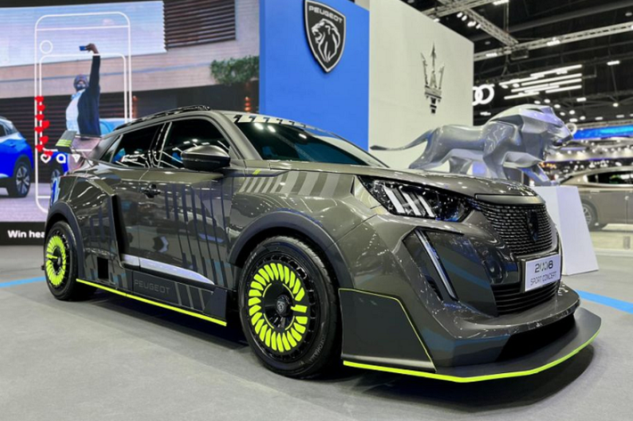Ngoài những thay đổi lớn ở body kit, Peugeot 2008 Sport Concept thể thao còn gây ấn tượng với các vòm bánh xe OEM đi kèm bộ lazang trang trí họa tiết màu xanh lá nổi bật. Điều đáng nói là màu sơn này còn được sử dụng ở nhiều vị trí khác nhau như cản trước và cản sau, tạo thành một sự hài hòa đồng nhất.
