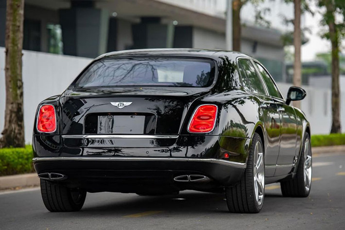 Bentley Mulsanne Le Mans Edition chỉ dành cho thị trường Bắc Mỹ, nhưng sức hút của nó quá lớn khiến 1 số chủ xe cũng như đại lý cho nó xuất ngoại. Và chiếc mang số thứ tự 22/48 đã về Việt Nam khá kín tiếng.