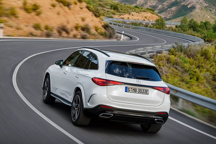 Giá xe Mercedes-Benz GLC 2023 ở thị trường Mỹ là 47.100 USD (khoảng 1,11 tỷ đồng), tăng 3.250 USD so với thế hệ cũ. Tuy nhiên, "đắt xắt ra miếng" vì Mercedes-Benz GLC 2023 sở hữu thiết kế phong cách hơn và trang bị cũng tốt hơn trước.
