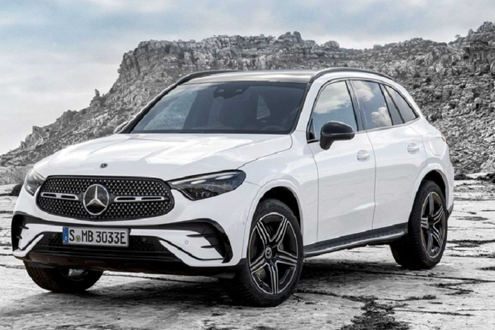 Với sức mạnh trên, Mercedes-Benz GLC 2023 có thể tăng tốc từ 0-96 km/h trong 6,2 giây và đạt vận tốc tối đa 209 km/h. Xe dùng hệ dẫn động cầu sau tiêu chuẩn hoặc hệ dẫn động 4 bánh toàn thời gian 4Matic tùy chọn, có giá 2.000 USD.