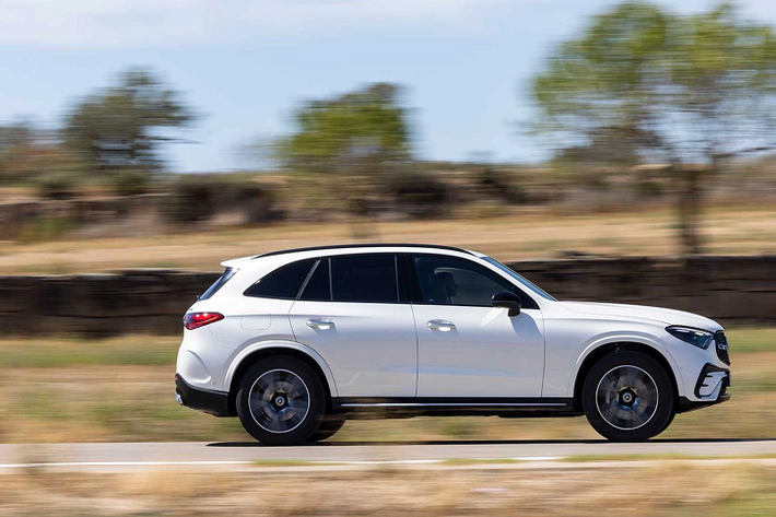 Nằm bên dưới nắp ca-pô của Mercedes-Benz GLC 2023 tại thị trường Mỹ là động cơ xăng 4 xi-lanh, tăng áp, dung tích 2.0L với công suất tối đa 255 mã lực và mô-men xoắn cực đại 400 Nm.