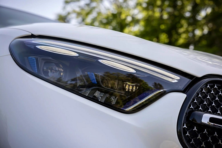 Bước sang thế hệ mới, mẫu SUV hạng sang này mang trên mình thiết kế ngoại thất mượt mà hơn và những đường nét mềm mại, bo tròn hơn. Với phiên bản tiêu chuẩn, Mercedes-Benz GLC 2023 ở thị trường Mỹ có những trang bị như đèn pha LED, cần gạt nước tự động, cửa cốp chỉnh điện, vành hợp kim 18 inch, cửa sổ trời và chìa khóa thông minh.