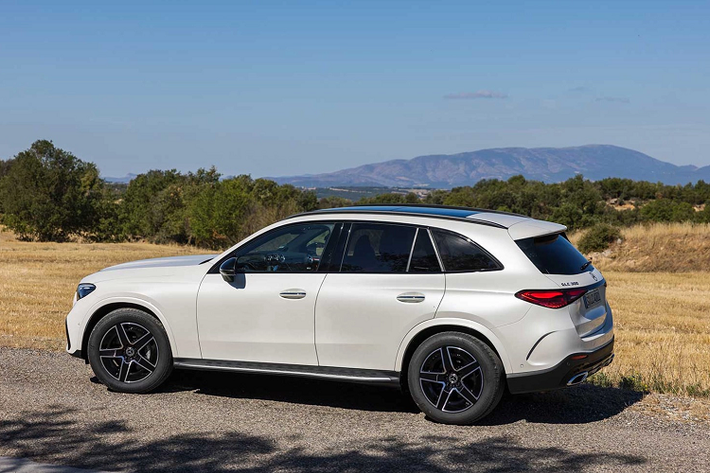 Mercedes-Benz GLC 300 Exclusive 2023 sở hữu nội thất nâng cấp với ốp bậc cửa phát sáng, hệ thống đèn viền nâng cao, hệ thống định vị vệ tinh GPS, hệ thống âm thanh vòm Burmester 3D và hệ thống quan sát toàn cảnh với camera 360 độ.