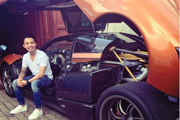 Minh Nhựa mất hơn 2 năm để đăng ký biển số thành công cho xe Pagani Huayra, và số lần lăn bánh của xe ra đường sau 7 năm về nước khá ít ỏi. Thay vào đó, siêu phẩm này chỉ đỗ trong garage xe quận 6 của gia đình tay chơi này và sau này là nhà riêng của anh ở quận 7.
