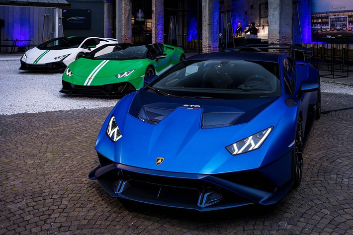 Hãng siêu xe Ý đã chính thức giới thiệu các mẫu xe Lamborghini Huracan 60th Anniversary Edition tại Milan Design Week - Tuần lễ thiết kế Milan 2023. Đây là một trong số nhiều hoạt động nhằm kỷ niệm 60 năm thành lập thương hiệu siêu xe hàng đầu Italia này.